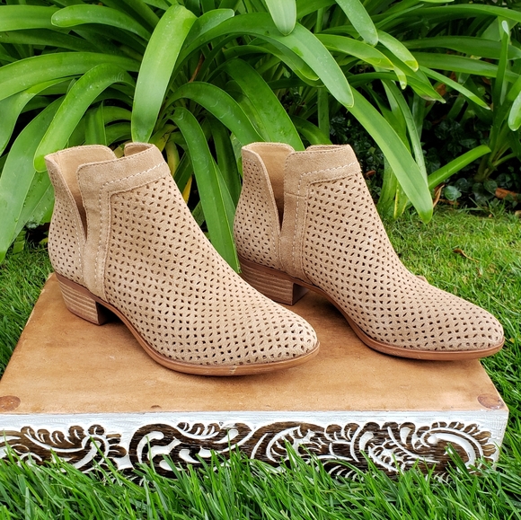 Sassy Lucky Brand Laser Cut Booties - Picture 2 of 8